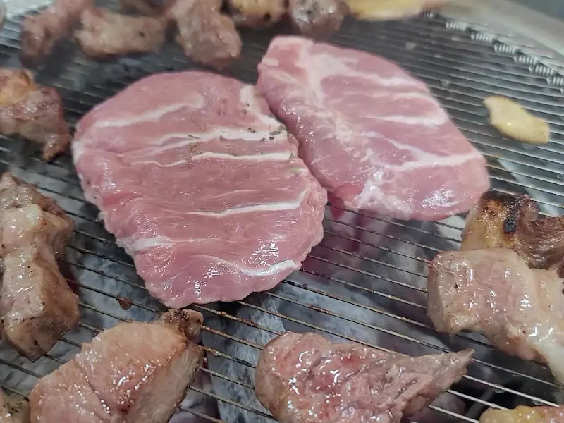 불판 위에서 익어가는 뒷고기의 모습