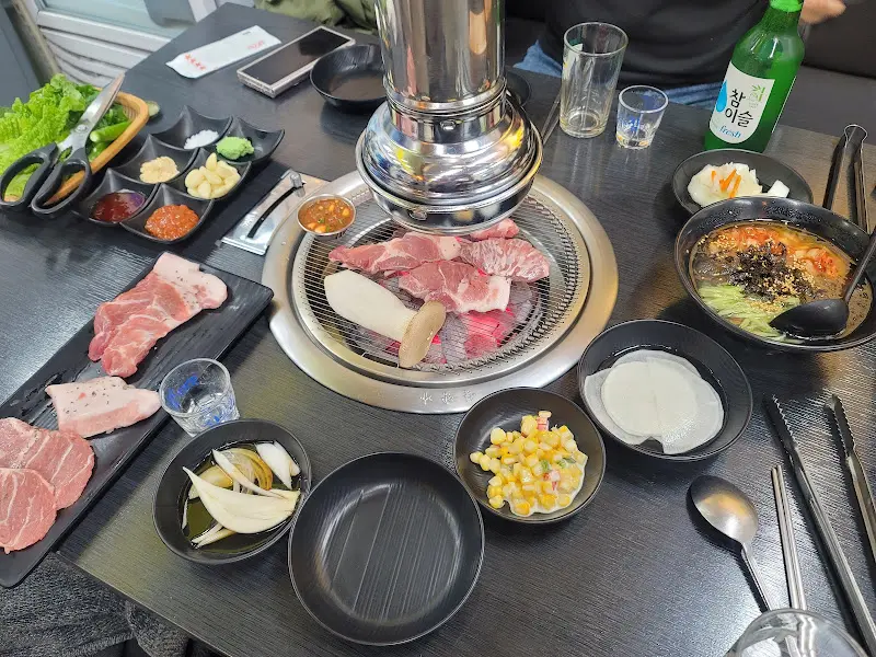 푸짐하게 차려진 테이블 전경