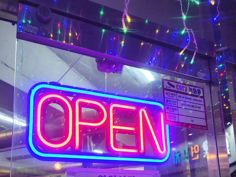 가게 입구에 걸린 'OPEN' 네온사인