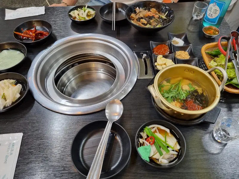 테이블 가득 차려진 밑반찬들