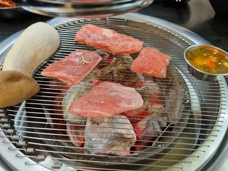 불판 위에서 익어가는 고기