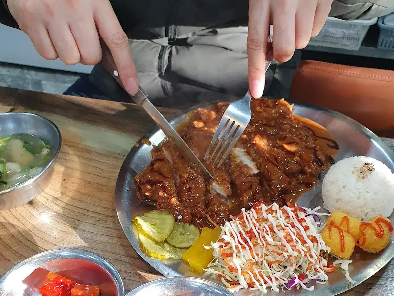 돈까스 자르는 모습