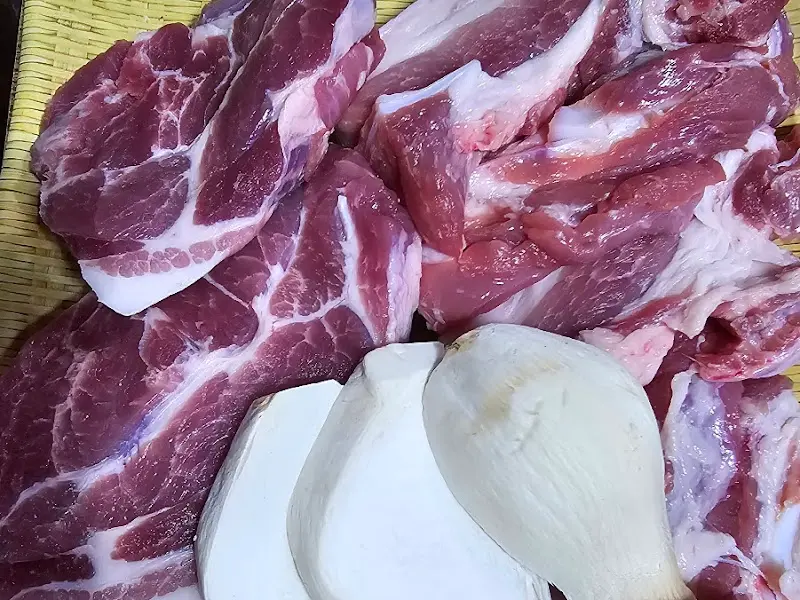 두툼한 생삼겹살과 목살의 아름다운 자태