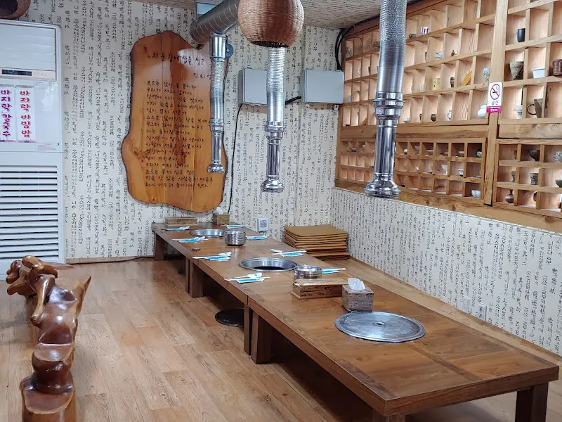 깔끔하고 정돈된 식당 내부