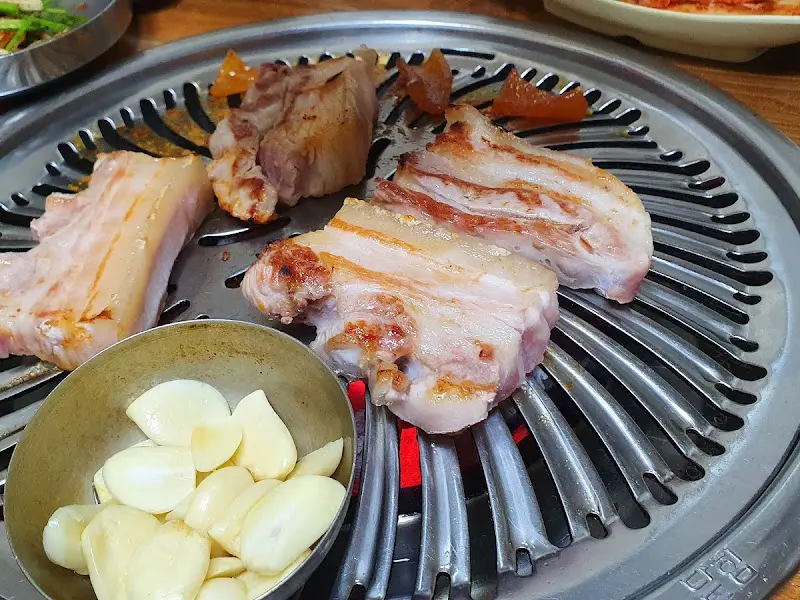 숯불에 구워 더욱 맛있는 삼겹살