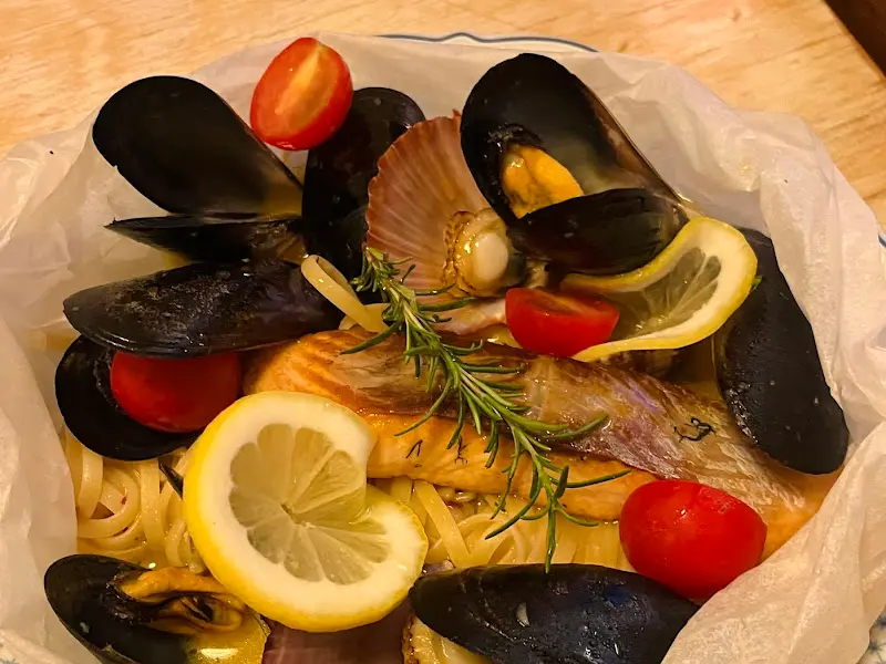 연어 스테이크 파스타 근접샷