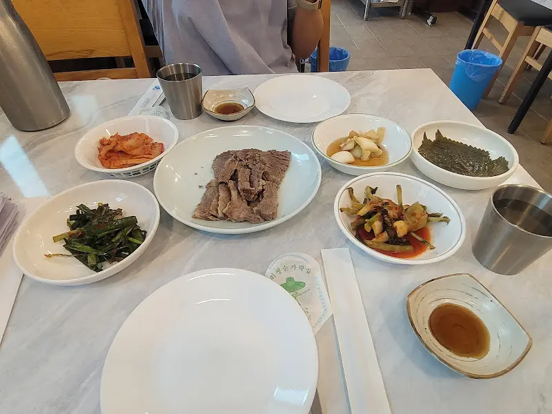 푸짐하게 차려진 국시와 수육 한 상