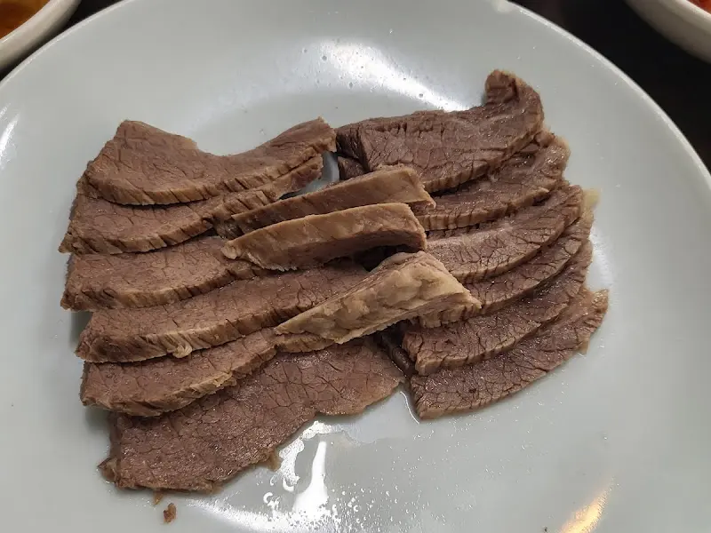 윤기가 흐르는 부드러운 수육