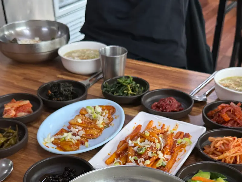 산채비빔밥과 함께 나온 다양한 반찬들