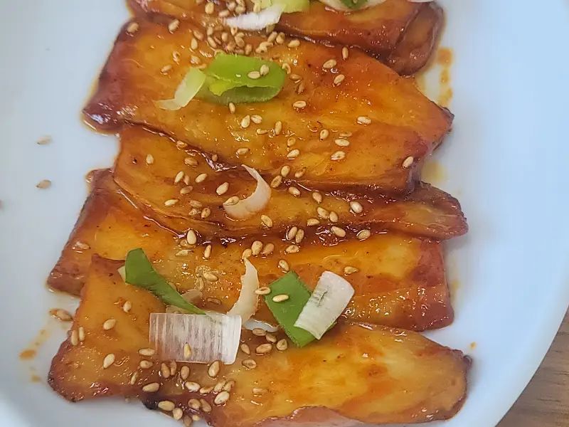 윤기가 흐르는 더덕구이