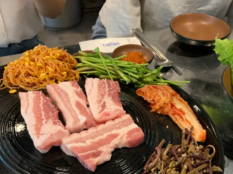 신선한 삼겹살과 다채로운 곁들임 채소