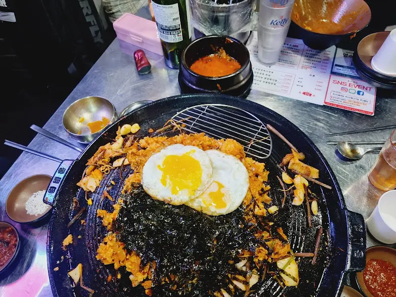 김가루와 계란후라이가 얹어진 볶음밥