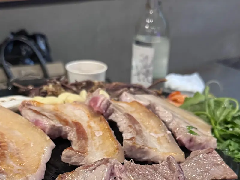 노릇하게 구워진 삼겹살