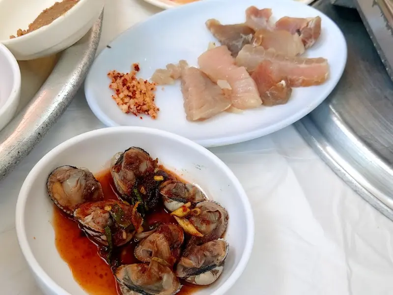 홍어회와 꼬막 무침이 담긴 접시