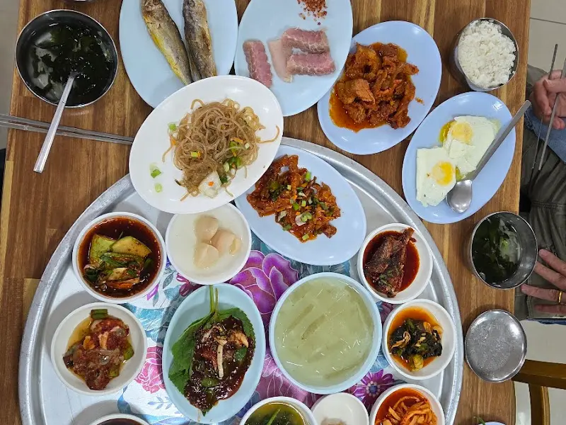 상다리 휘어지게 차려진 백반 한 상