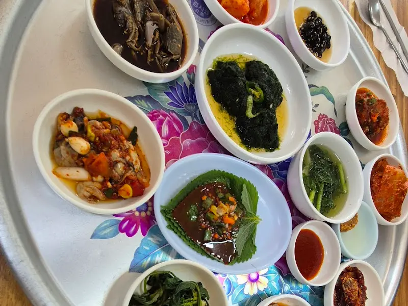 다양한 반찬이 담긴 쟁반