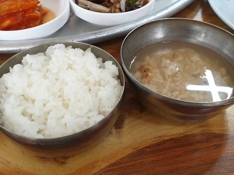 푸짐하게 차려진 한 상