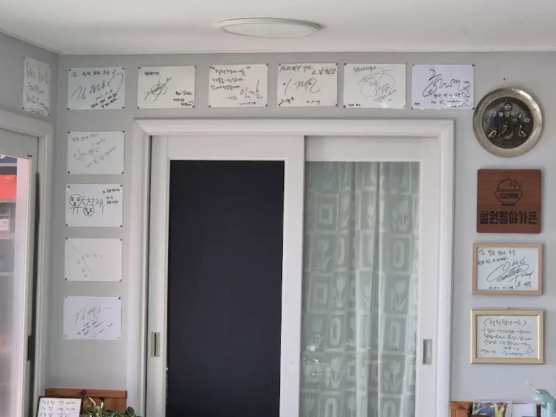 벽면에 가득한 방문객들의 흔적