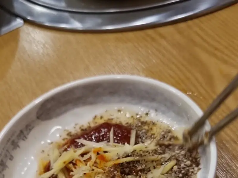 특제 소스에 찍어 먹는 흑염소 고기