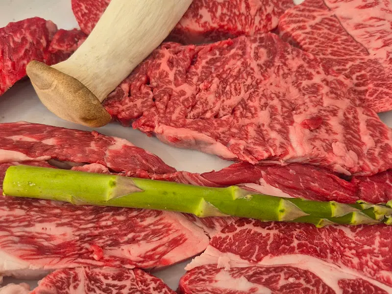 마블링이 선명한 한우 등심과 채소