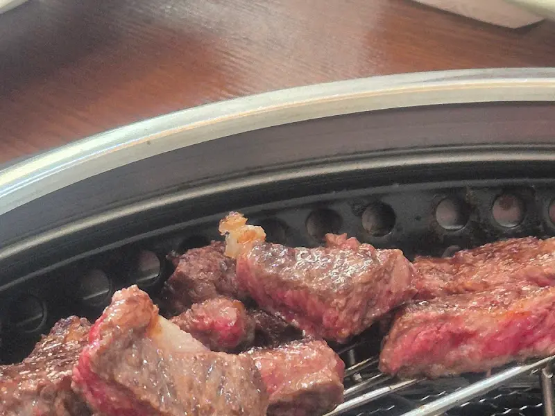 숯불 위에서 구워지는 한우