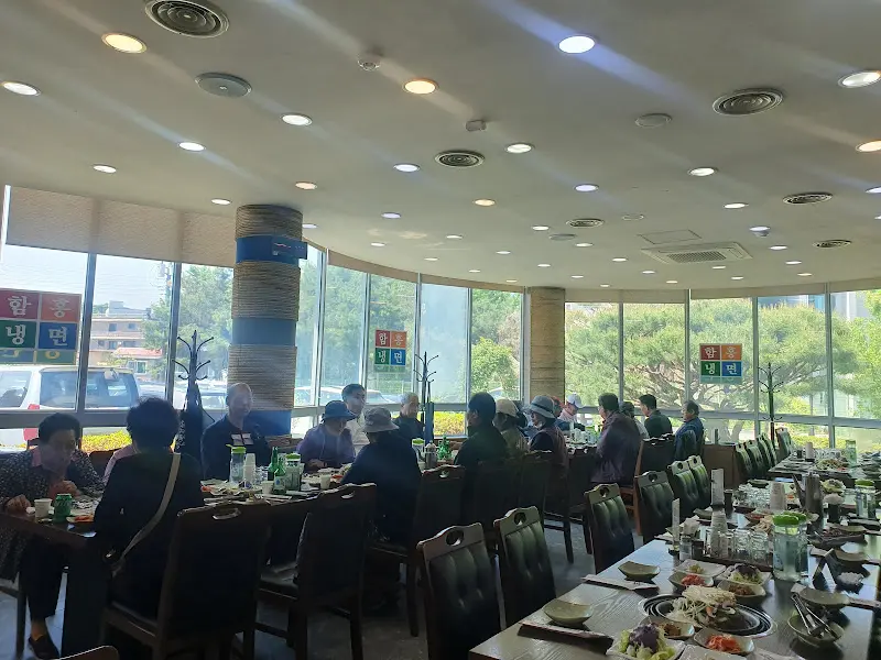 깔끔하게 차려진 밑반찬