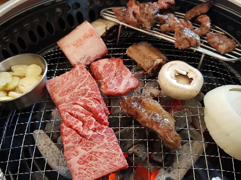 숯불 위에서 구워지는 한우 모듬