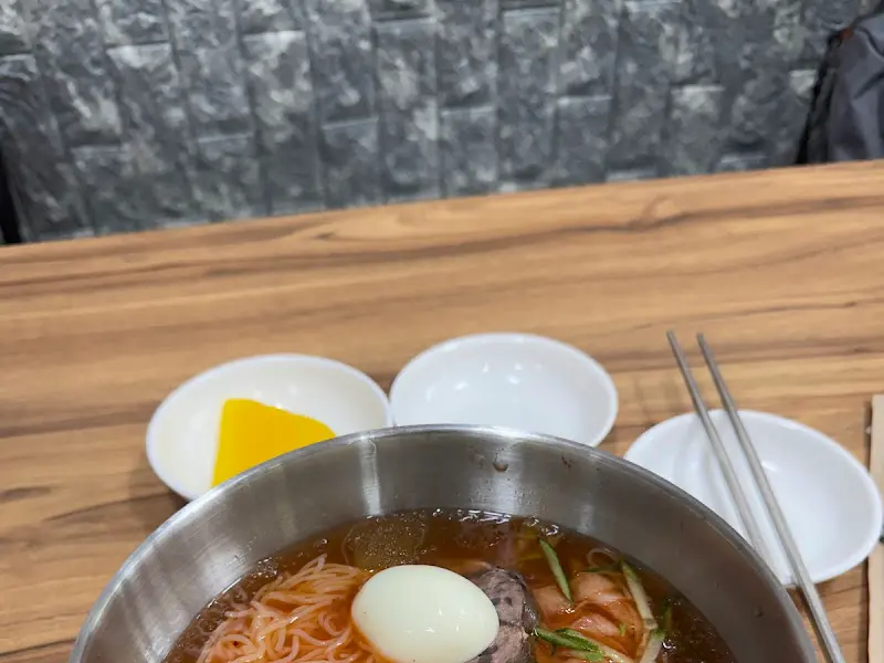 테이블 위에 놓인 밀면