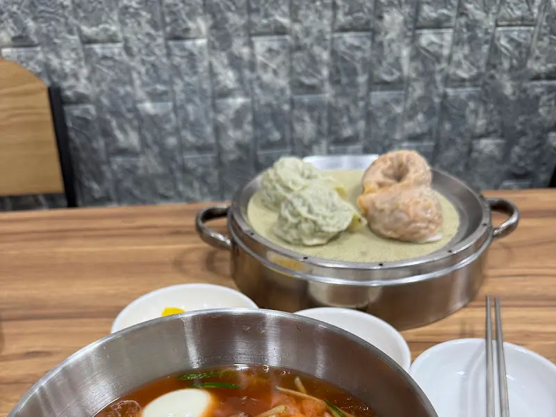 밀면과 만두의 환상적인 조합