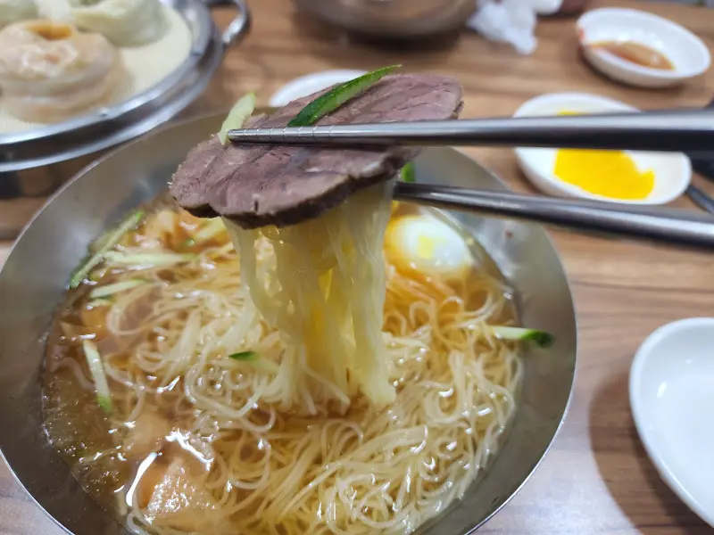 쫄깃한 면발을 들어 올리는 젓가락