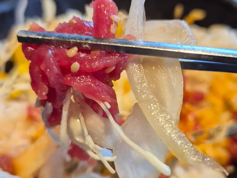 신선한 육회와 채소의 조화