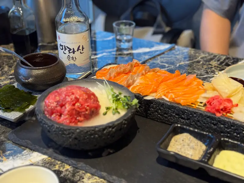 탐라육해의 신선한 육회와 연어