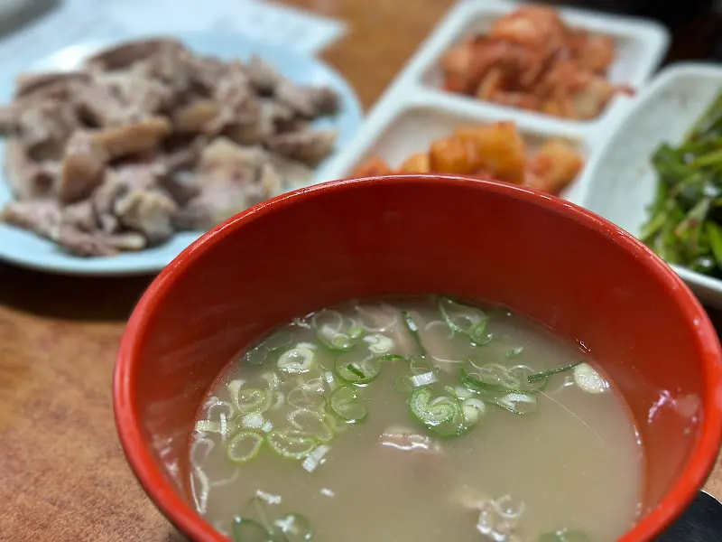 윤기가 흐르는 촉촉한 수육