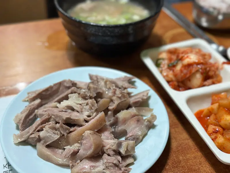 국밥과 수육, 김치의 조화