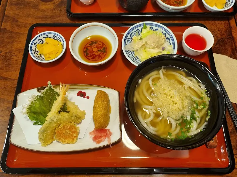 정갈하게 차려진 우동 정식 한 상