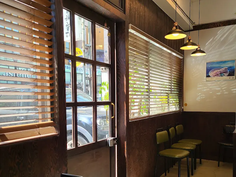 은은한 조명이 비추는 가게 내부