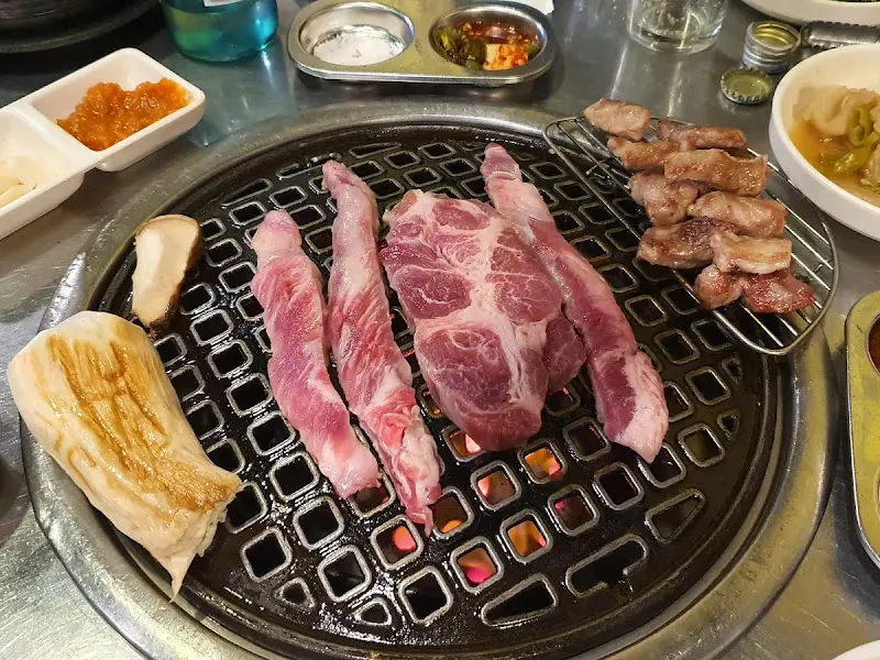 불판 위에서 익어가는 근고기와 돼지껍데기