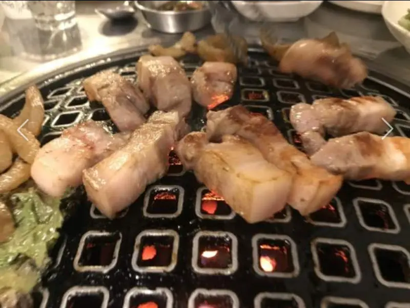 노릇노릇하게 구워진 근고기의 모습