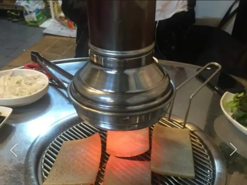 연탄불 위에서 구워지는 돼지 껍데기