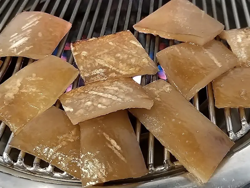 불판 위에서 익어가는 돼지 껍데기의 모습