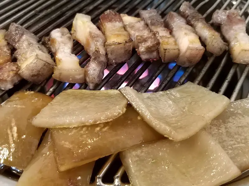 불판 위에서 근고기와 돼지껍데기가 함께 익어가는 모습