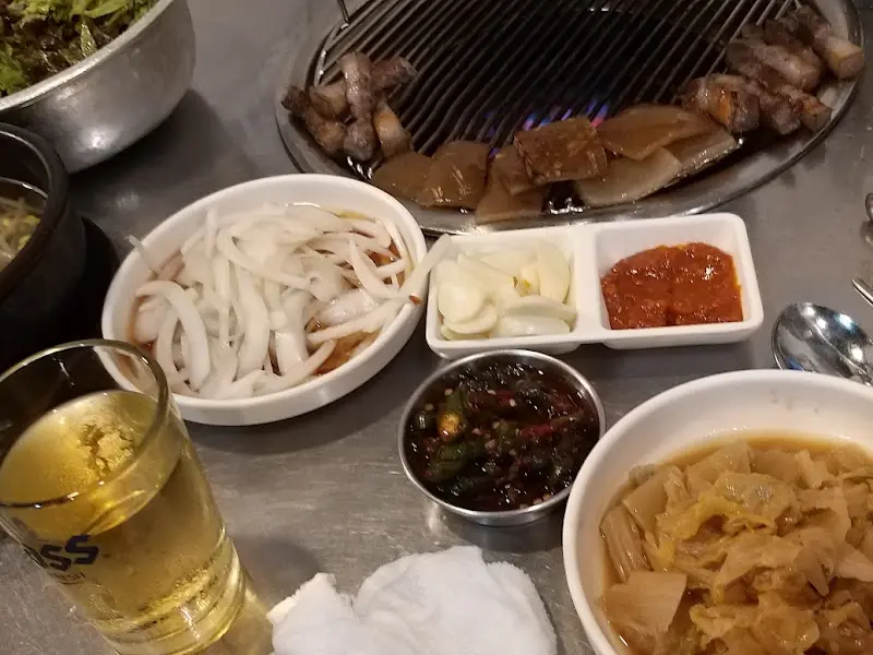 상다리가 휘어지게 차려진 한 상