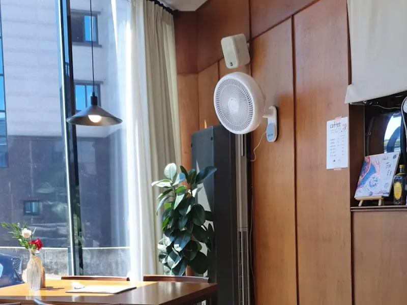 아늑한 분위기의 식당 내부