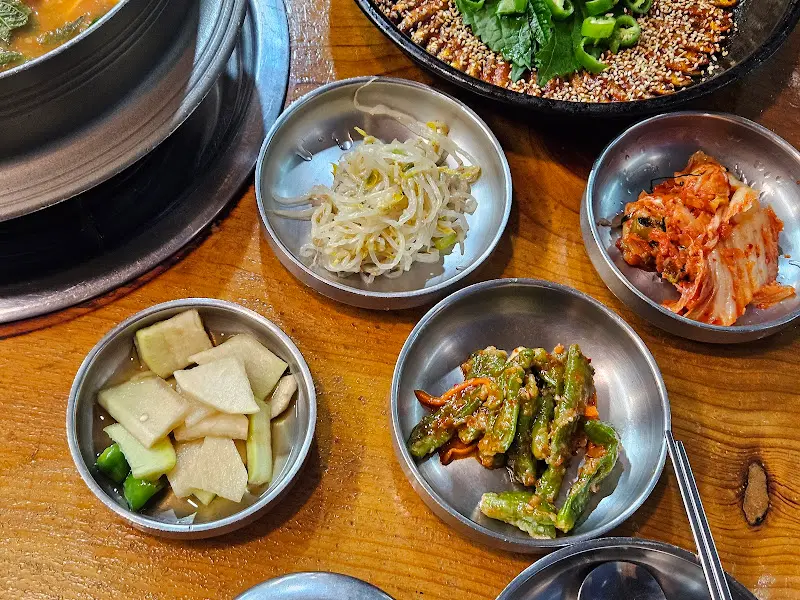 정갈하게 담긴 밑반찬