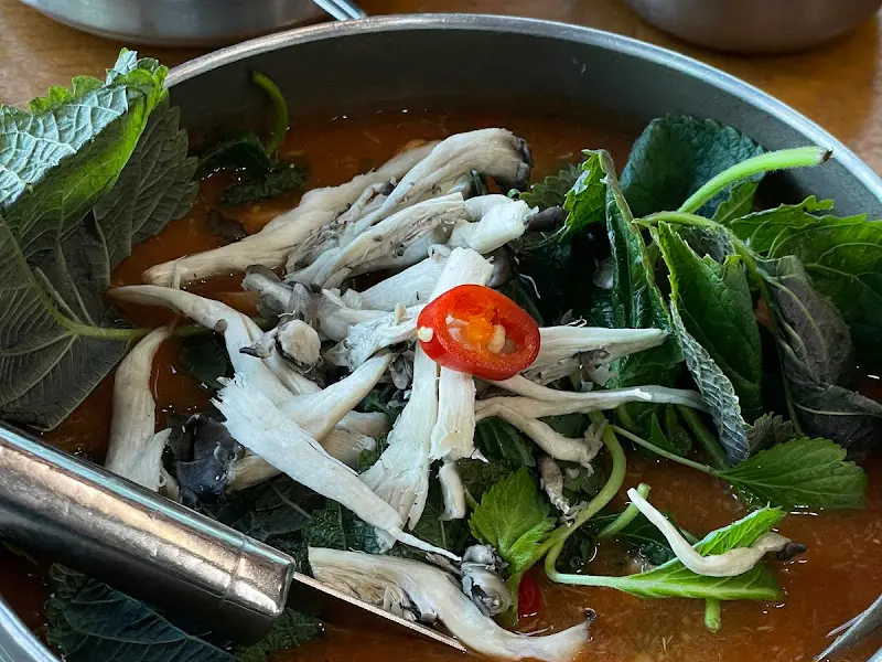 어죽에 깻잎과 버섯이 듬뿍 올려진 모습