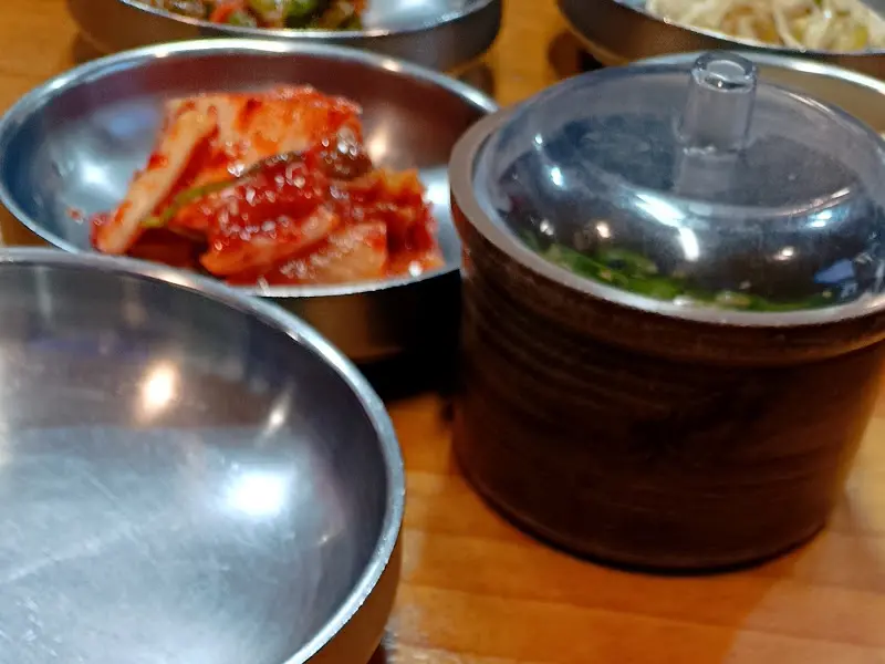 밑반찬으로 나온 김치의 모습