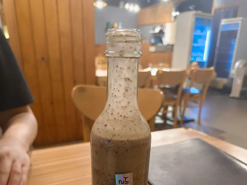 깨 소스가 담긴 병