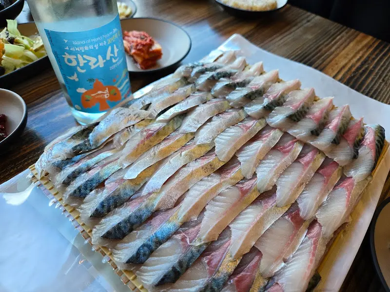 고등어회와 한라산 소주