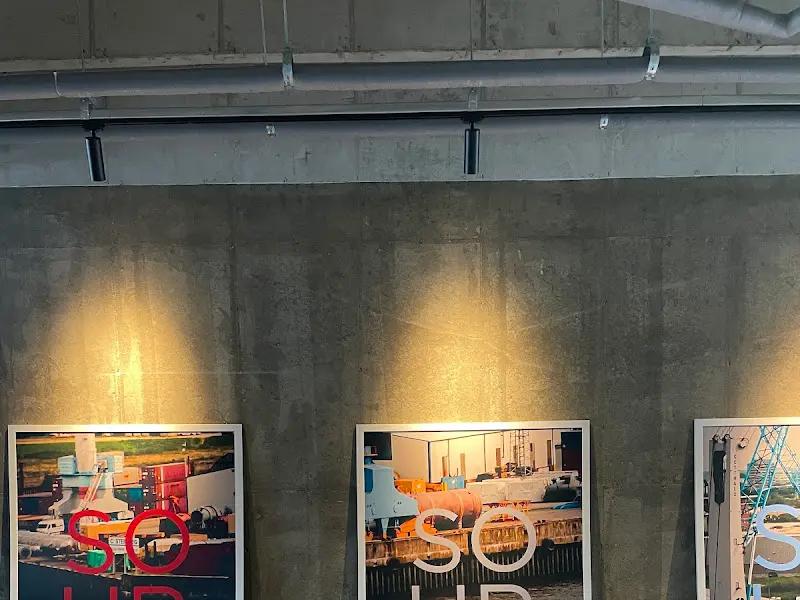 벽에 걸린 그림들