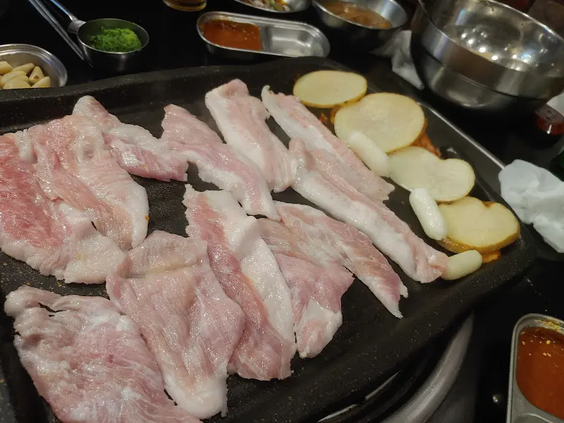 불판 위에서 맛있게 익어가는 천겹살